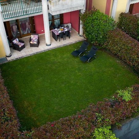 Oleandro Apartment - Featuring A Private Garden And Access To 5 Pools Desenzano del Garda Dış mekan fotoğraf