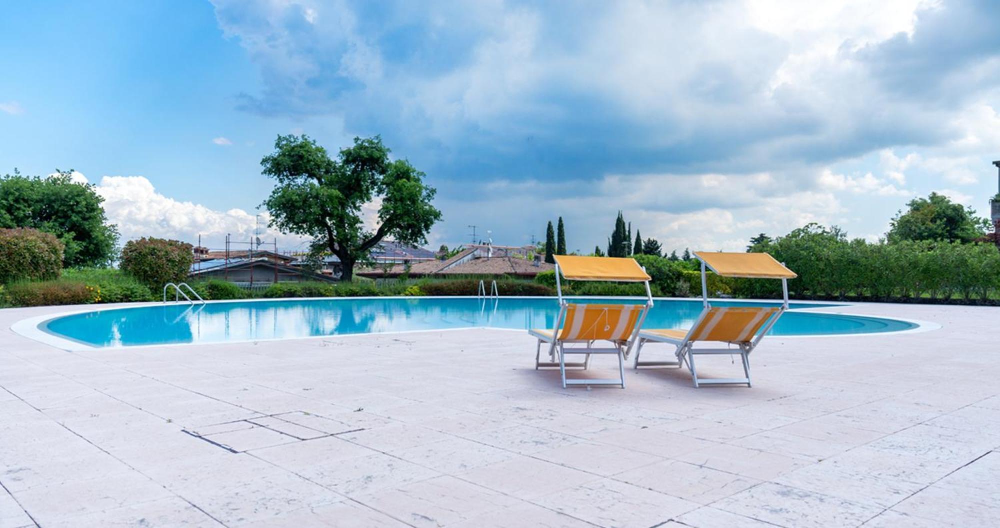 Oleandro Apartment - Featuring A Private Garden And Access To 5 Pools Desenzano del Garda Dış mekan fotoğraf
