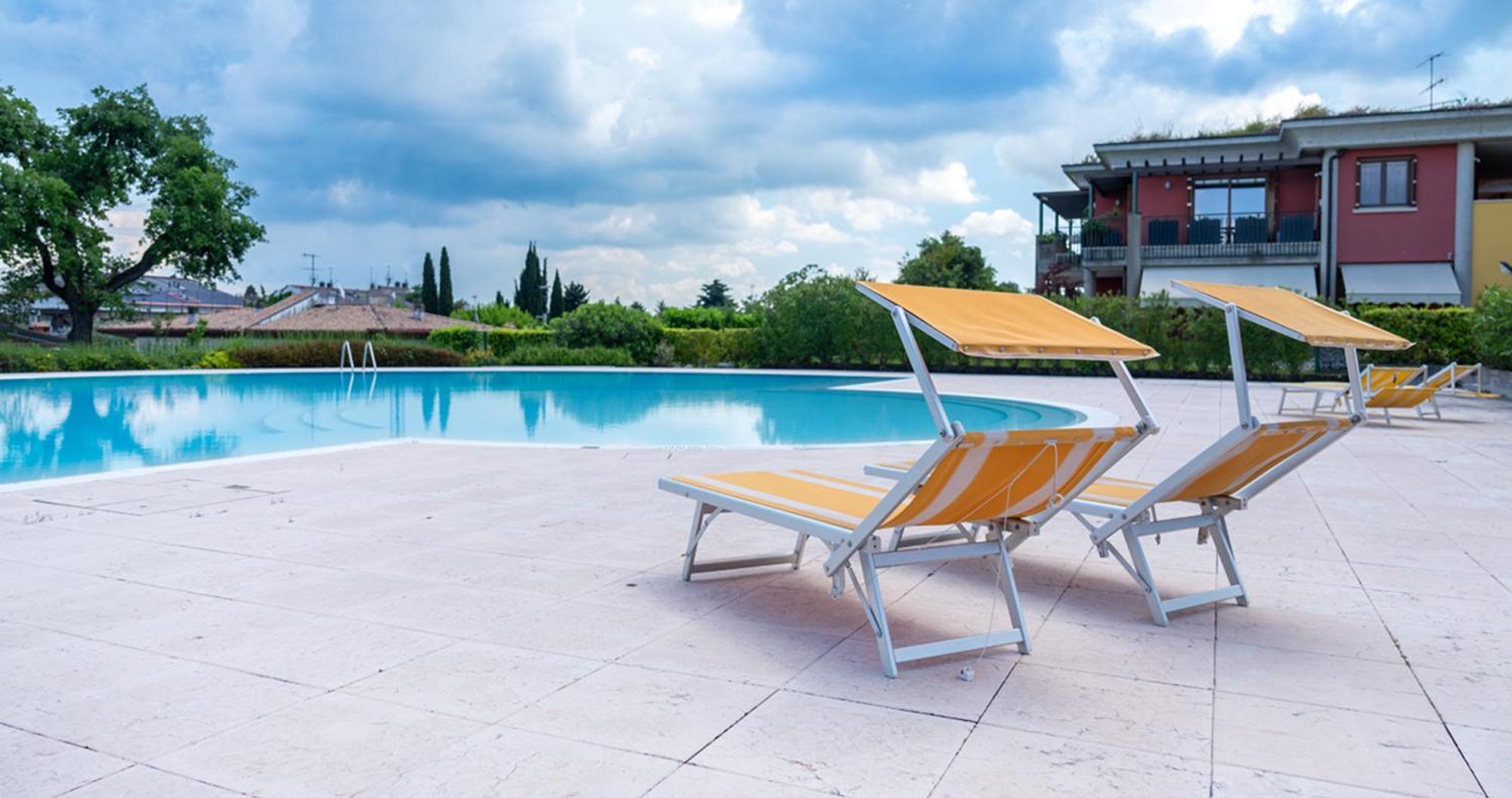 Oleandro Apartment - Featuring A Private Garden And Access To 5 Pools Desenzano del Garda Dış mekan fotoğraf