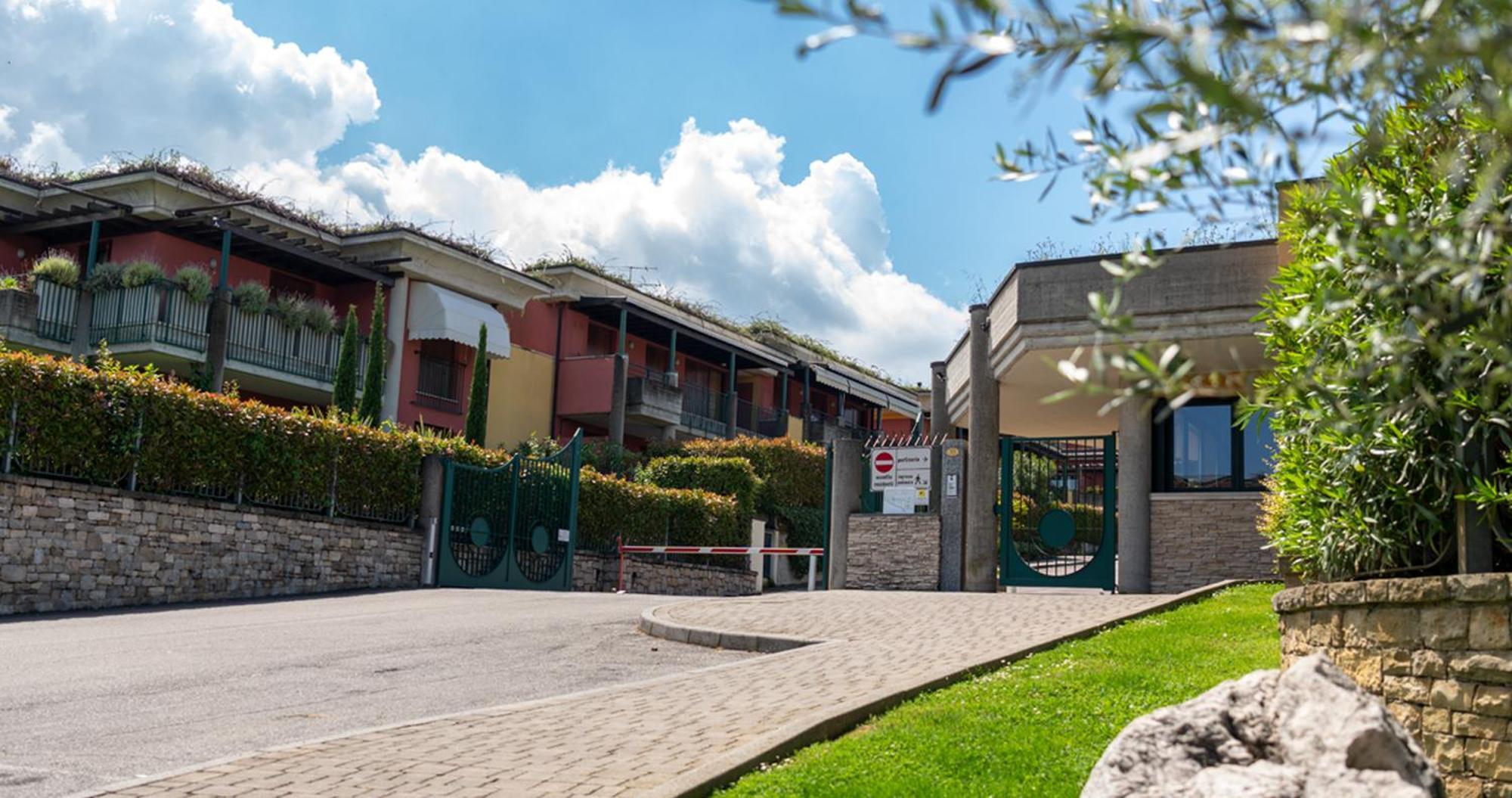 Oleandro Apartment - Featuring A Private Garden And Access To 5 Pools Desenzano del Garda Dış mekan fotoğraf
