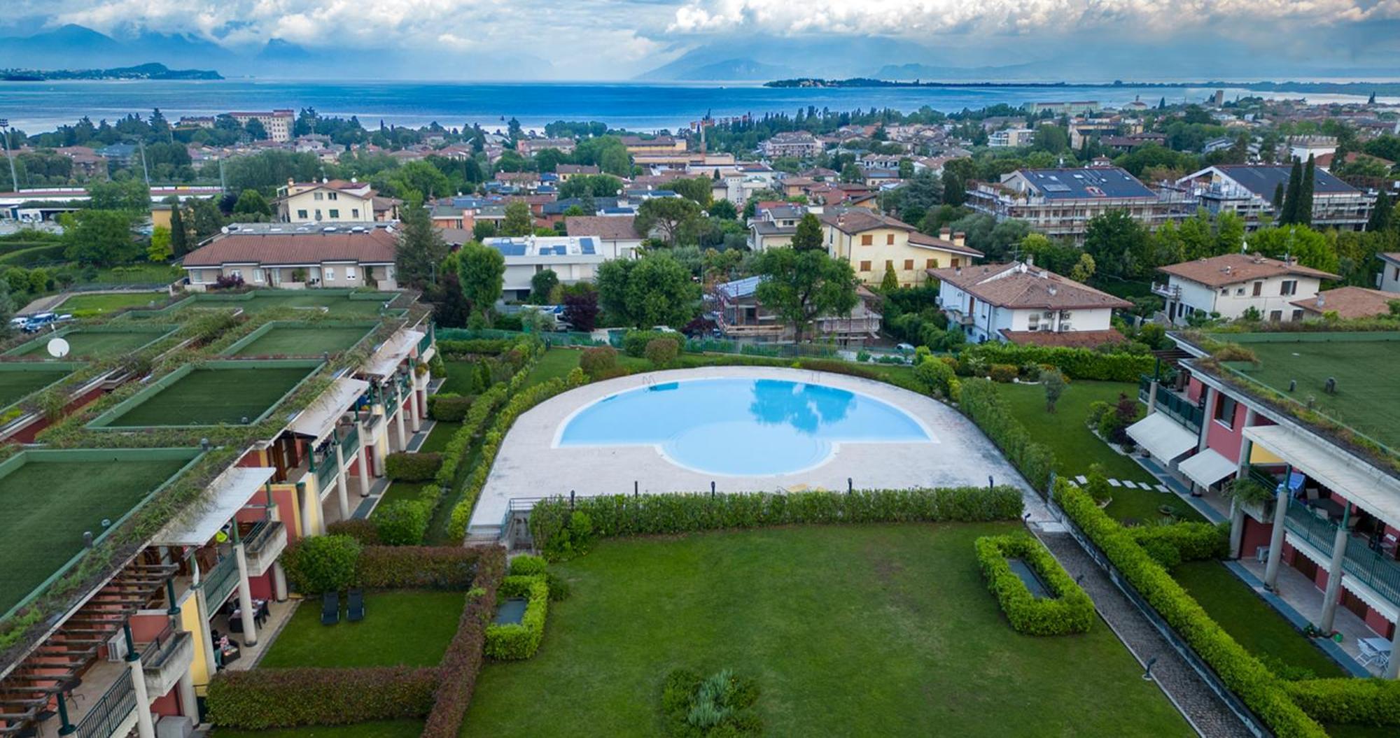 Oleandro Apartment - Featuring A Private Garden And Access To 5 Pools Desenzano del Garda Dış mekan fotoğraf