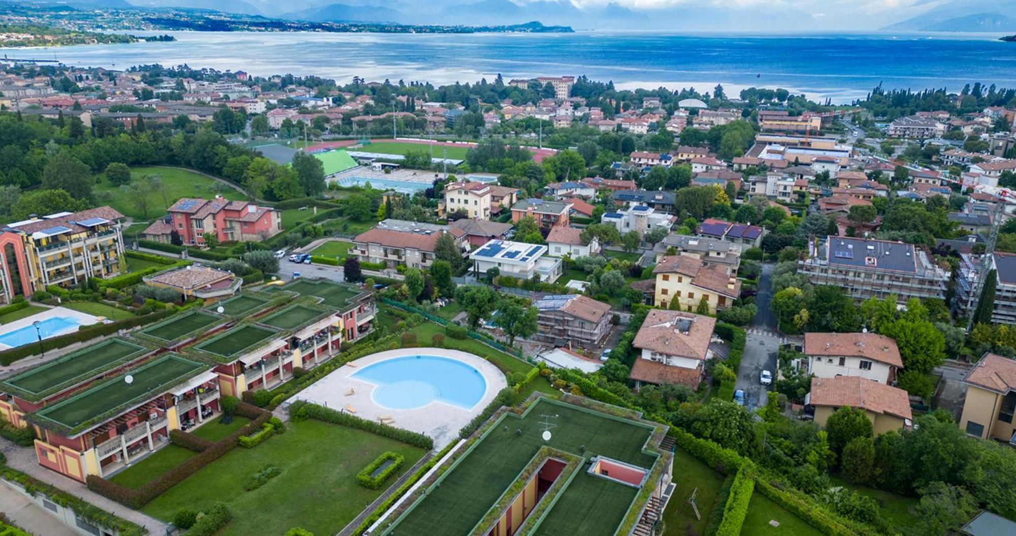 Oleandro Apartment - Featuring A Private Garden And Access To 5 Pools Desenzano del Garda Dış mekan fotoğraf