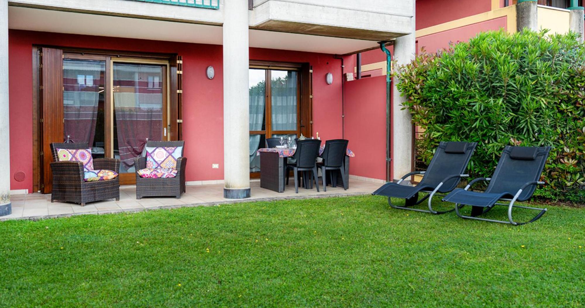 Oleandro Apartment - Featuring A Private Garden And Access To 5 Pools Desenzano del Garda Dış mekan fotoğraf